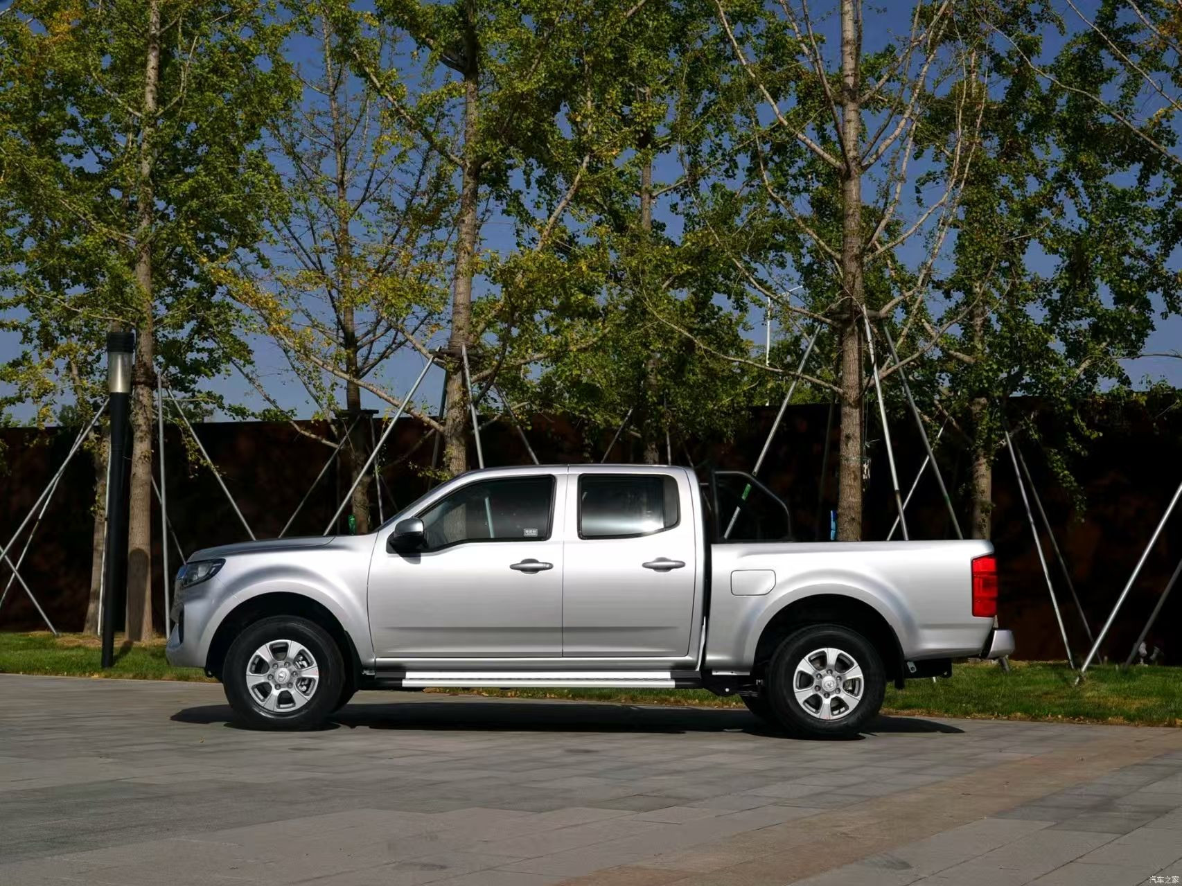 Hot-selling Chinese Used pickup trucks 143HP Diesel four-wheel drive