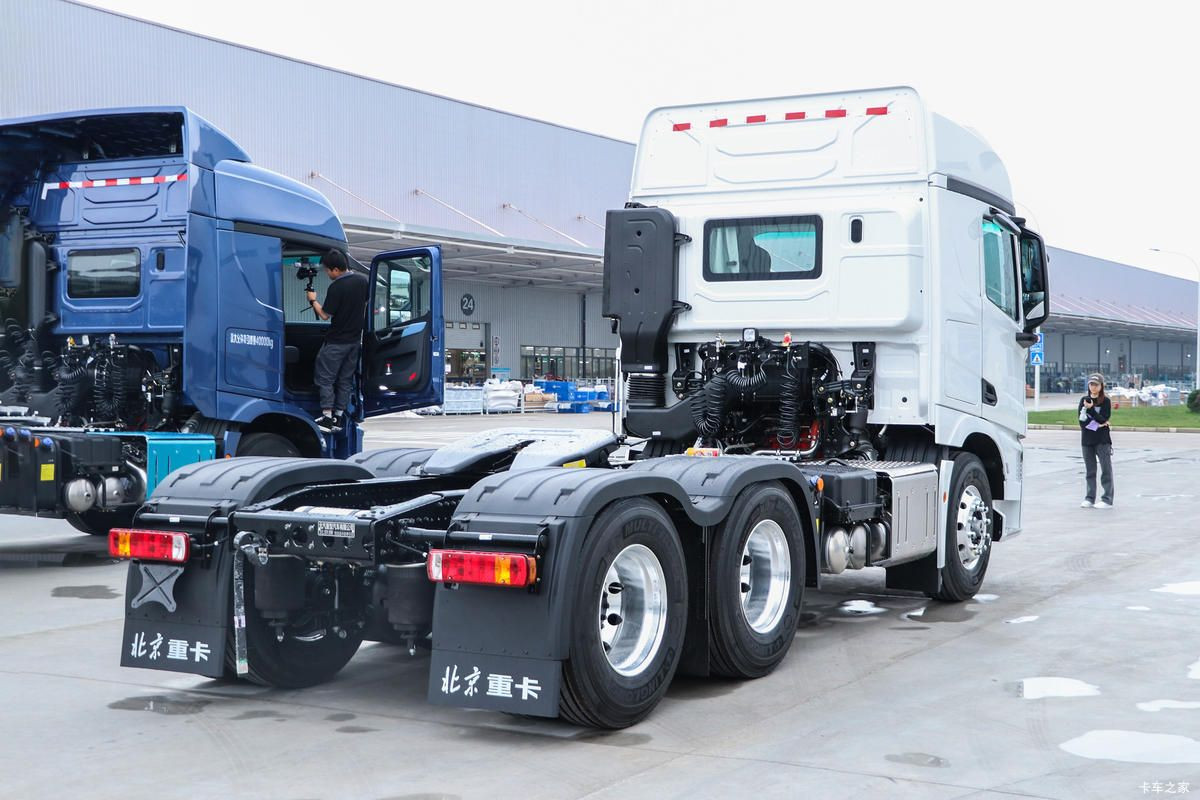 used  HOWO Truck  540hp 8X4tractor dump truck hot sell